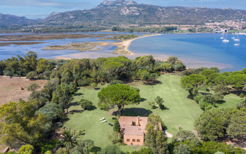 Villa “pieds dans l’eau” – vicino Baja Sardinia